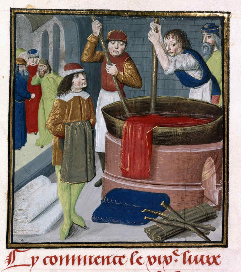 Dyers soaking red cloth in a heated barrel, illumination 1482